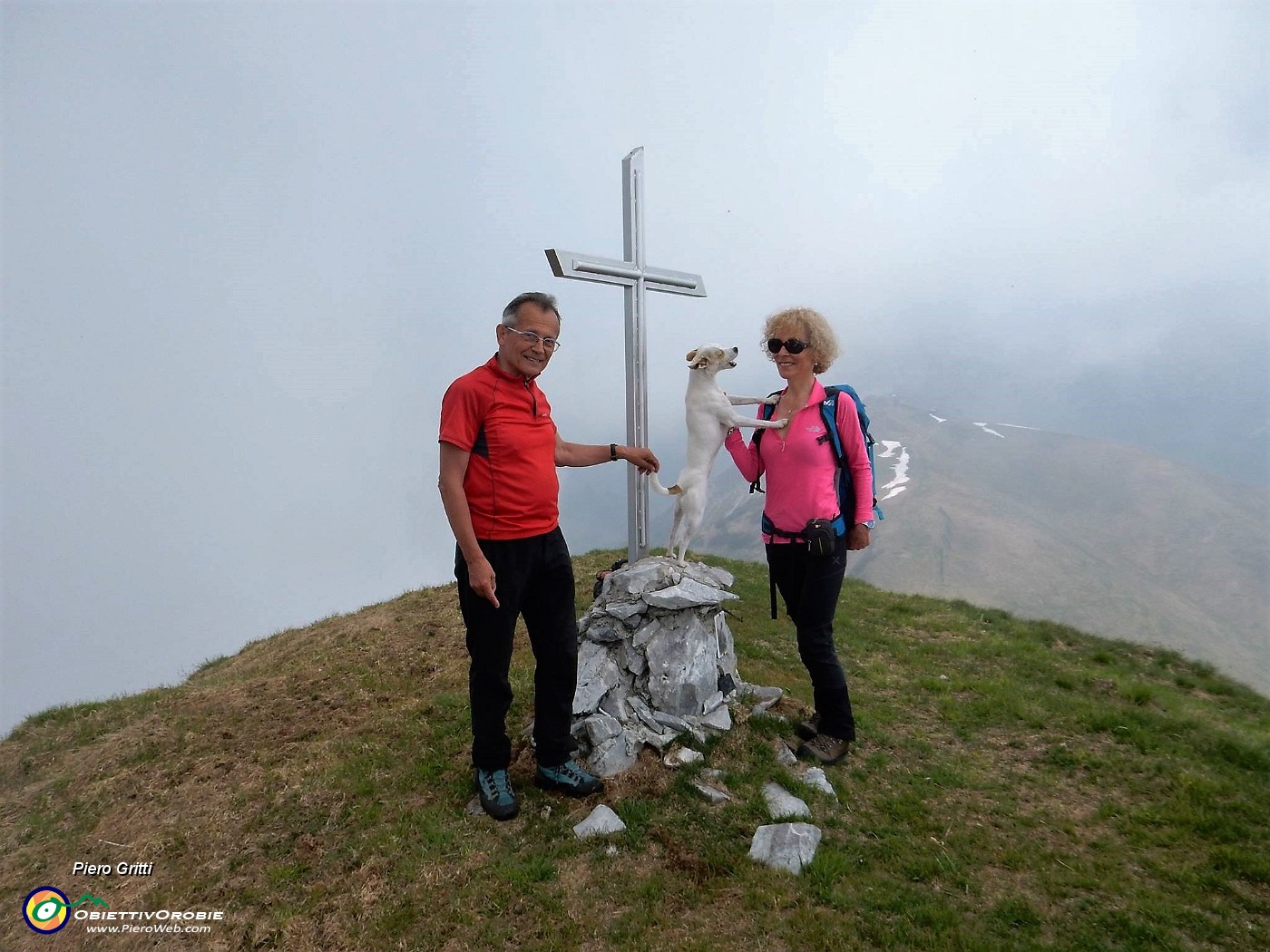 32 Alla croce di vetta del Pizzo Vescovo (2175 m).jpg